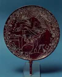 Rückseite eines bronzenen Spiegels mit einer Szene, die einen alten Mann zeigt, der die Leber eines Tieres untersucht, trägt den Namen Chalenas (griechischer Wahrsager)